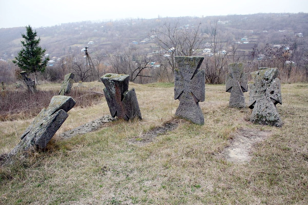 Казацкие кресты на кладбище в селе Усатово под Одессой