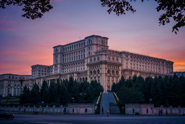 В Бухаресте сохранился дворец XV века, характерные здания более позднего времени и, конечно, архитектура коммунистической эпохи